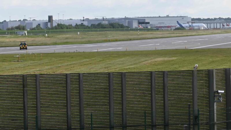 Vor dem Start einer A321 und der Beluga werden die Vögel vergrämt, aus dem Bus wird an der Start- und Landebahn mehrfach Pyrotechnik abgeschossen.