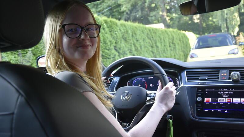 Autofahren lernen auf Buxtehudes Straßen Vor dem Start ist der Rückwärtsblick wichtig.