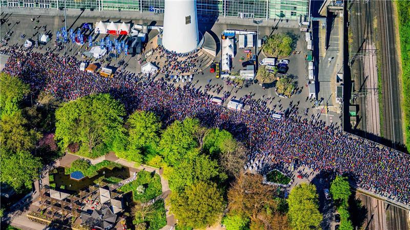 Das sind Martin Elsens vier Lieblingsbilder aus der Luft Vor dem Start zum Hamburg-Marathon. Morgens um 9 Uhr sind noch alle Läuferinnen und Läufer zusammen.