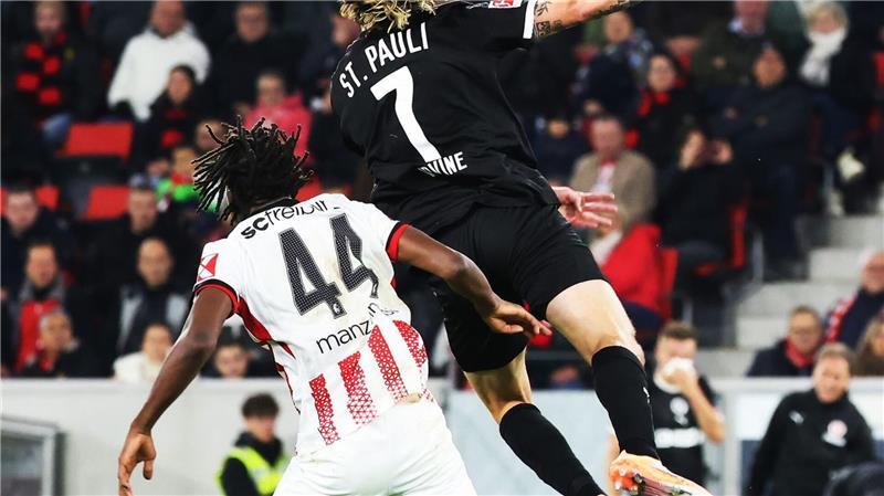 Hoffnungsträger Irvine? St. Pauli sucht Ausweg aus der Krise Vor dem Startelf-Comeback? Jackson Irvine (r) vom FC St. Pauli.