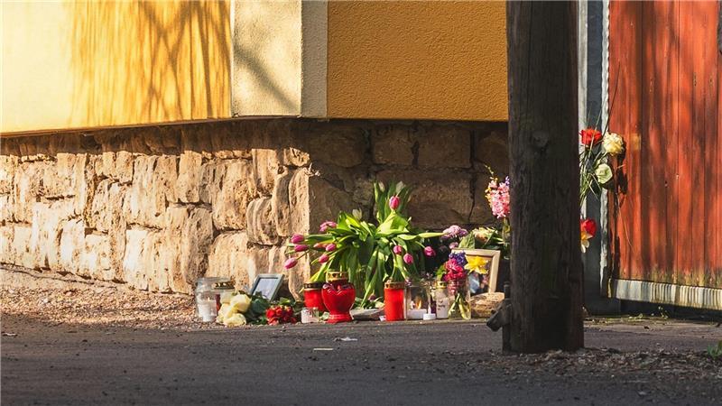 Vor dem Tathaus in Klettbach (Weimarer Land) drückten Menschen ihr Mitgefühl aus, indem sie Blumen und Kerzen aufstellten. 