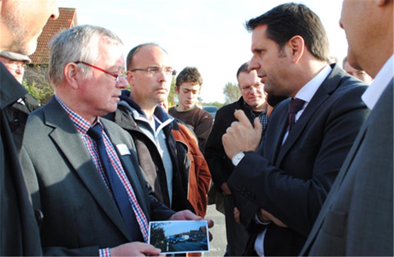 Vor dem „Verkehrsgipfel“ informiert sich Olaf Lies über die Sorgen der Anwohner der Jorker Ortsdurchfahrt (Obstmarschenwegs L140) angesichts einer möglichen beidseitigen A26-Öffnung. Foto Richter