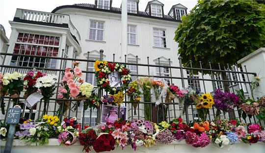 Vor dem britischen Konsulat in Hamburg erinnern Blumen und Fotos an die am 09.09.2022 gestorbene Königin Elizabeth II. Foto: Frank Bründel/Citynewstv/dpa