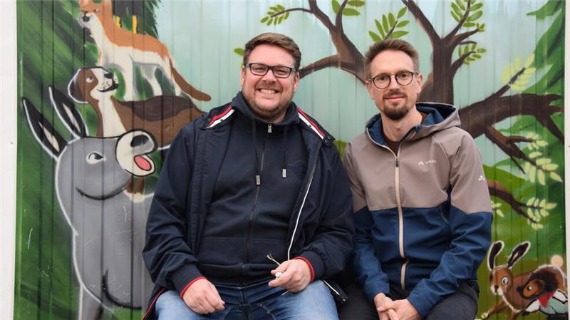 30 Jahre Kinderforum in Buxtehude: Warum es zeitlos gut ankommt Vor dem mit Märchenmotiven gestalteten Bauwagen des Kinderforums Buxtehude sitzen Achim Biesenbach, 1. Vorsitzender Stadtjugendring, und Martin Ratering, Referent für Jugendarbeit beim Stadtjugendring. Die beiden akquirieren Spenden zur Finanzierung des Angebots.