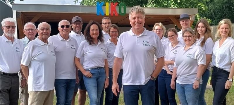 Vor dem neuen KiKo-Schießstand: Kiko-Leiter Jan-Hendrik Böhn (vorn) mit (von links) Herbert Wohlers, Seniorenkönig Manfred Sosnowski, Rainer Gerkens, Hans-Ulrich Cohrs, Jan Oellrich, Annette Böhn, Nils Bierschwall, Ines Oellrich, Kerstin Ba
