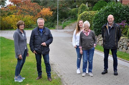 Vor dem neuen Wendehammer auf der rechts verbreiterten Straße: Brigitte Stelling, Bürgermeister Wilfried Ehlers, Paula, Annelies und Michael Rosin. Die Gemeinde Dollern investierte viel Geld, damit der Müll wieder bürgerfreundlich vor der H