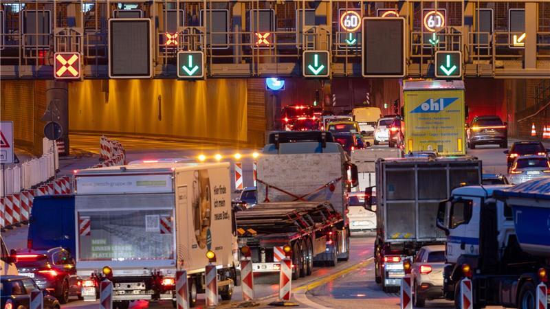 Vor dem rund 3,3 Kilometer langen Elbtunnel stockt am Morgen der Verkehr.