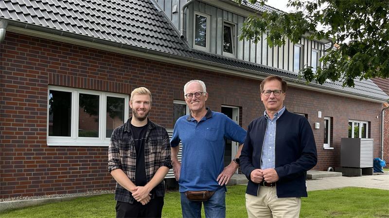 Wohnhaus für Geflüchtete: Das war sein letztes Projekt für Harsefeld Vor dem sanierten Haus an der Memelstraße (von links): Ole Junker von der 2Punkt1 Ingenieurgesellschaft sowie Harald Müller und Peter Walthart von der Samtgemeinde Harsefeld.