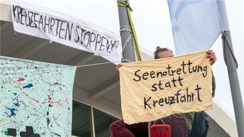Vor den Hamburger Messehallen haben Aktivisten gegen die Kreuzfahrt protestiert.