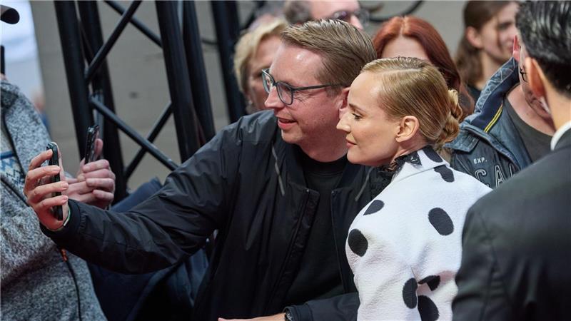 Vor den Kinos nutzten viele Fans die Chance für ein Selfie mit den Stars. (Archivbild)