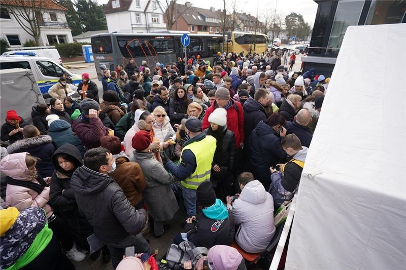 Bürokratiehürden: Ukraine-Flüchtlinge übernachten vor Registrierungsstelle Vor den Zentralstellen zur Registrierung in Wandsbek und Rahlstedt sind Notzelte aufgestellt. Foto: dpa