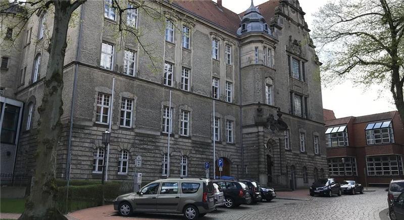 Baby schwer verletzt: Mutter bricht via Facebook mit ihrem Sohn Vor der 4. Großen Strafkammer des Landgerichts Stade wurden in einem Fall von Misshandlung am jüngsten Verhandlungstag Plädoyers gehalten.