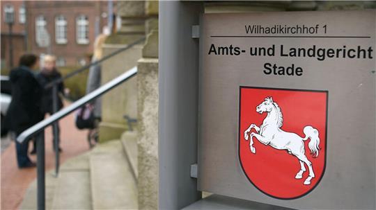 Vor der 5. Großen Wirtschaftskammer am Landgericht Stade muss sich eine 77-jährige Cuxhavenerin wegen Betrugs in einem besonders schweren Fall verantworten