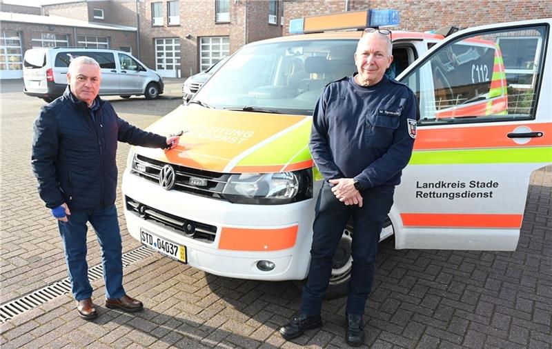 Vor der Abfahrt in Stade: Rettungsleitstellen-Leiter Wilfried Sprekels (rechts) übergibt das ausrangierte Fahrzeug an Grische Kaflovskiy. Sie haben den Hilfstransport organisiert. Foto: Landkreis Stade / Daniel Beneke