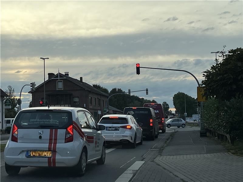 So steht es um die Bauarbeiten auf K39 und B73 - Probleme mit Stau Vor der Ampel staut sich der Verkehr auf der L 140 . Foto: Vasel