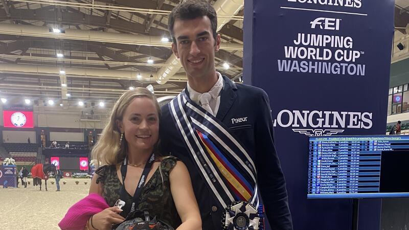 Nach Mega-Erfolg in den USA: Springreiter René Dittmer führt Weltcup-Liste an Vor der Anzeigentafel: René Dittmer hat Platz zwei in der Weltcup-Prüfung in Washington geschafft. Freundin Chloe Reid freut sich mit.