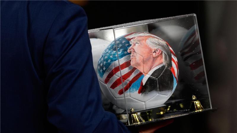 Vor der Auslosung ist auch ein Ball mit dem Gesicht von Trump zu sehen. 