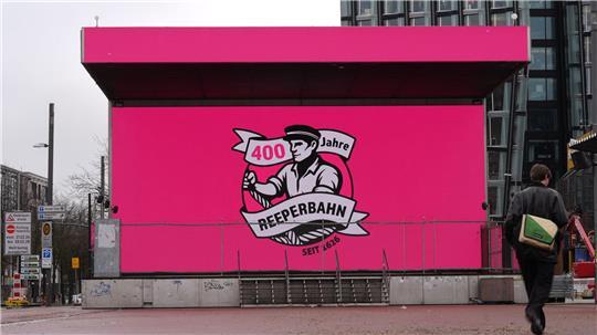 Vor der Bühne auf dem Spielbudenplatz steigt die Auftaktparty zu 400 Jahren Reeperbahn. (Archivbild)