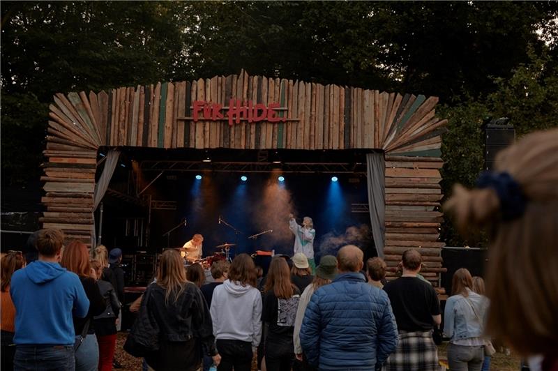 Vor der Bühne versammeln sich die Musikfreunde. Foto: Caren Detje