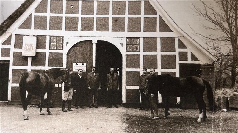 Hengste, Stolz und Dauerwellen: Die Deckstation in Großenwörden Vor der Deckstation: (von links) Helmut Nimmert (Großenwörden), Deckstellenleiter Löhr (1973 bis 1980), Heinrich Jarck (Engelschoff) und Heinz Jungclaus (Neuland).