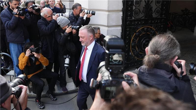 Vor der Downing Street versammeln sich zahlreiche Reporter.