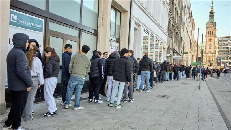 Vor der Europapassage bildete sich eine lange Schlange.