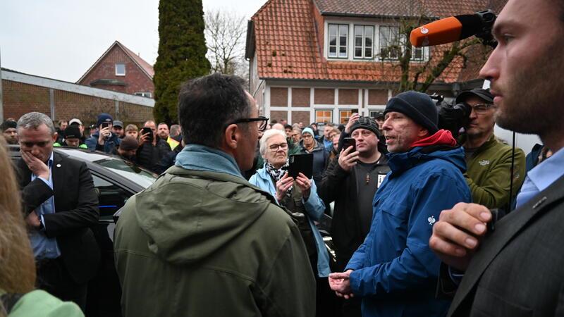 Bundesminister in Jork: Özdemirs Schulterschluss mit den Obstbauern Vor der Festhalle suchte Cem Özdemir den Dialog mit protestierenden Bauern von der Stader Geest, aus Kehdingen und dem Landkreis Cuxhaven.