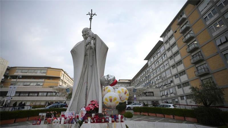Vatikan: Franziskus geht es etwas besser Vor der Gemelli-Klinik in Rom versammeln sich immer wieder Gläubige zum Gebet für den kranken Papst.