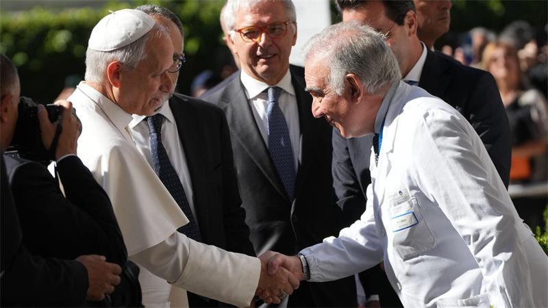 Papst „erfolgreich“ an der Lunge operiert Vor der Gemelli-Klinik wurde Leo vom medizinischen Direktor Andrea Cambieri (rechts) empfangen