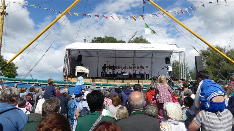 Vor der „Iris Jörg“ drängten sich die Menschen am Hafenbecken in Wischhafen, um Rolf Zuckowski zusammen mit Chorkindern aus Kehdingen zu erleben.