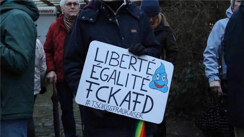 Vor der KGS Tarmstedt fanden friedliche Proteste gegen die Einladung der AfD-Vertreterin Marie-Thérèse Kaiser statt.