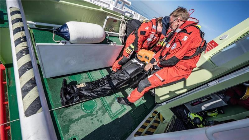 Vor der Küste Büsums trainierten erst kürzlich 8 Einheiten gemeinsam einen Notfall. Stefanie Riemer muss noch einige Lehrgänge über die Nautik und die Seenotrettung sowie Grundlagenlehrgänge der Rettung und Organisation durchlaufen, ehe sie als Bootsführerin eingesetzt werden kann.