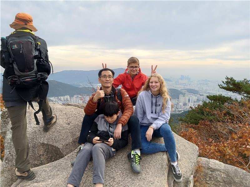 Vor der Kulisse der südkoreanischen Stadt Busan: Victoria Merbitz mit ihrer Gastfamilie und einem befreundeten Austauschschüler aus Tschechien.