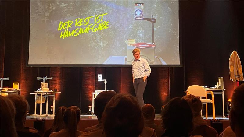 Herr Schröder in Stade: Bei diesem Lehrer wird Schule zur Lachnummer Vor der Kulisse typsciher Schul-Attribute ist Herr Schröder ständig in Bewegung und im Dialog mit dem Publikum.