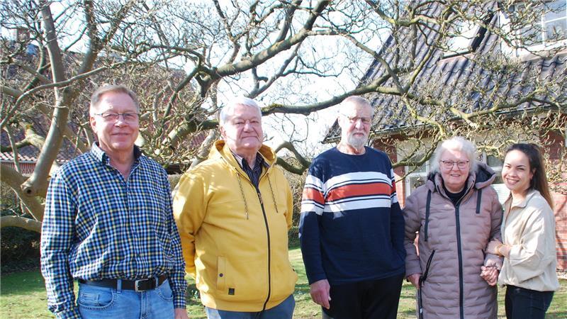 Vor der Magnolie, die schon früher vor dem Gasthof Fitschen stand (von links): Hermann Holst, Reiner Klintworth, Friedrich Fitschen mit Ehefrau Anneliese und Nichte Anna-Maria Fitschen-Bockelmann.