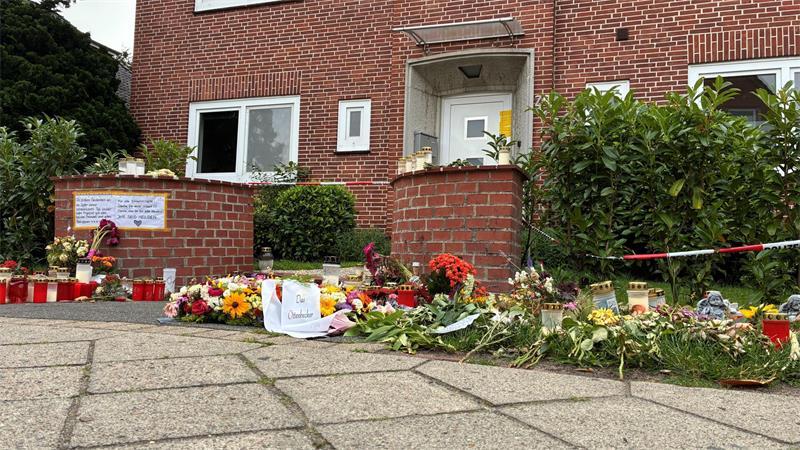 Vor der Mutter-Kind-Einrichtung in Stade wurden Kerzen, Kränze und Blumen abgelegt.