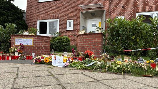 Vor der Mutter-Kind-Einrichtung in Stade wurden Kerzen, Kränze und Blumen abgelegt.