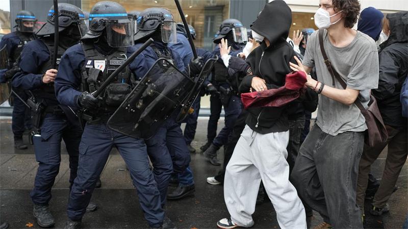 Vor der Pariser Elitehochschule Sciences Po gerieten Studenten und Polizisten aneinander.