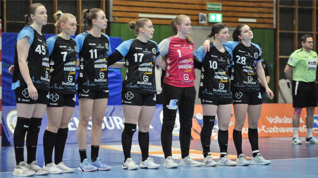 Vor der Partie gedachten die Spielerinnen den Opfern des Anschlags auf den Magde...