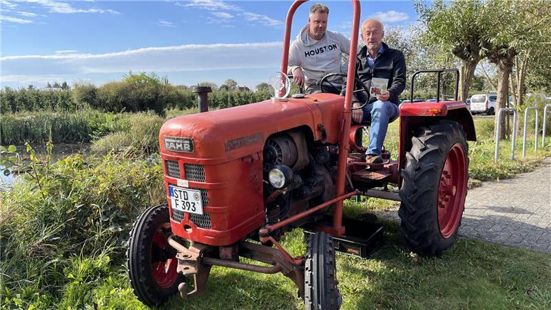 Schrauber haucht Schlepper im Schaufenster Obstbau ein neues Leben ein Vor der Probefahrt im Schaufenster Obstbau: Robert Mallok und Dr. Matthias Görgens nehmen Platz auf dem Oldtimer des Herstellers Fahr von 1957, der auch der Held eines Kinderbuchs der Obstbauschule ist.