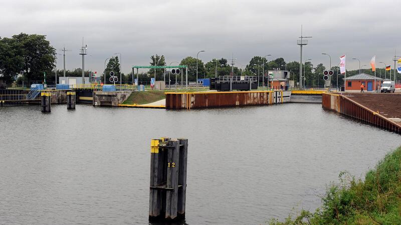 Binnenschiff droht zu sinken – Öl läuft in die Weser Vor der Schleuse droht ein Binnenschiff zu sinken. (Archivbild)