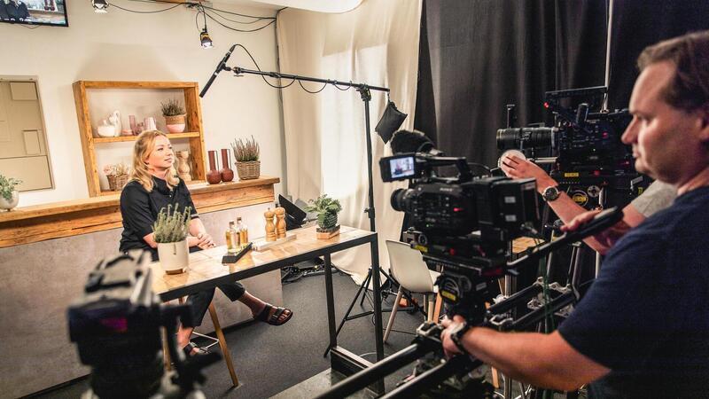 Hinter den Kulissen der Küchenschlacht mit Köchin Zora Klipp aus Zeven Vor der Sendung spricht Zora Klipp die Einleitung ein.