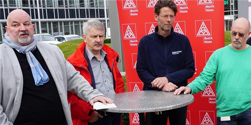 Senvion will Werke schließen Vor der Senvion-Zentrale in Hamburg: (von links) Alan-Thomas Bruce (Betriebsratsvorsitzender Powerblades Bremerhaven), Meinhard Geiken (Bezirksleiter IG Metall Küste), Bernhard Band (Betriebsratsvorsitzender Osterrönfeld) und Bernd Dombrows