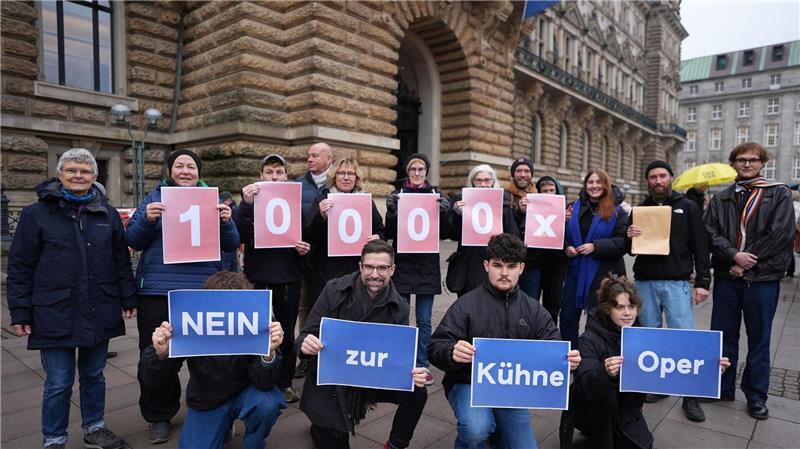 Vor der Sitzung wurden 10.000 Unterschriften gegen die neue Oper überreicht.