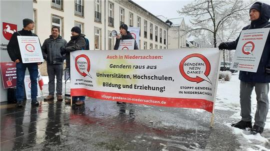 Vor der Staatskanzlei demonstrierte Anfang Januar gut ein Dutzend Männer. (Archivbild)