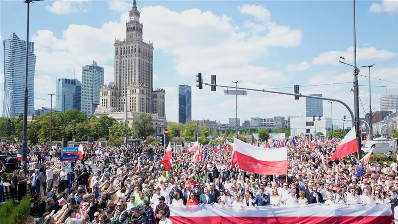 Präsidentenwahl in Polen: „Nach vorn oder zurück?“ Vor der Stichwahl riefen beide Kandidaten zu Demonstrationen in Warschau auf. (Archivbild)