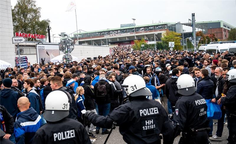 Polizist nach Prügelszene bei Hamburger Fußballderby angezeigt Vor der Südtribüne des Millerntor-Stadions war es zur Eskalation gekommen.