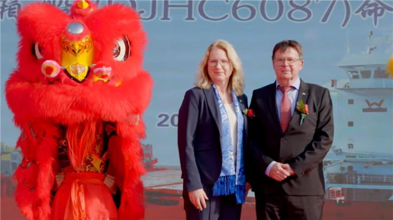 Vor der Taufe: Die Reederei wird in sechster Generation von der Schiffbau-Ingenieurin Ulrike Wegener und ihrem Ehemann Jörn Mecklenburg geführt.