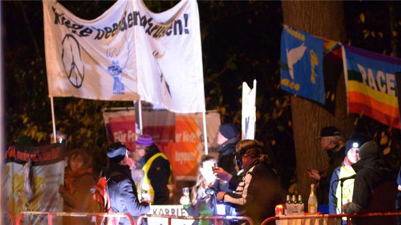 Rheinmetall: Mit Hamburgs Werften zum globalen Champion im Verteidigungsbereich Vor der Tür des Hotels als Veranstaltungsort versammelten sich linke Gruppen. Das sorgte für einen großen Polizeieinsatz, es gab aber keine Zwischenfälle.