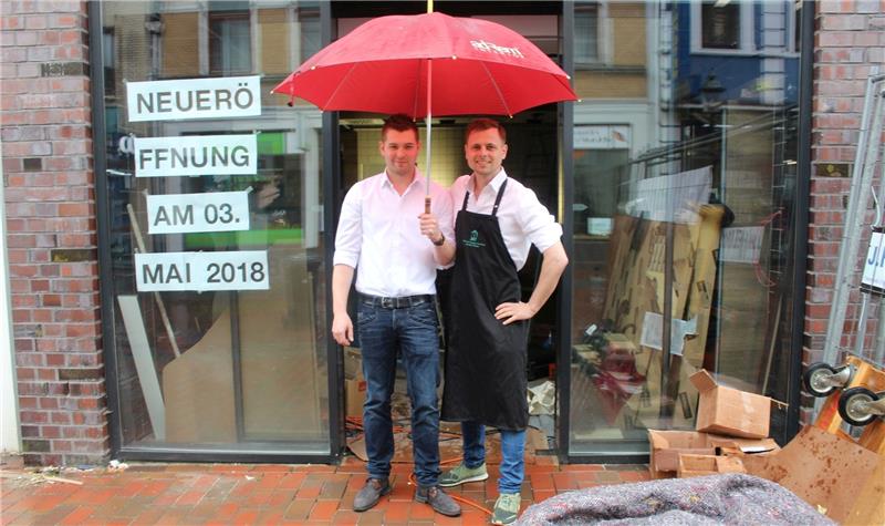 Vor der Tür regnet es – drinnen wird auf Hochtouren gearbeitet: Am Donnerstag, 3. Mai, eröffnen Ole Meyer (links) und Daniel Röhrs in der Langen Straße 8 in Buxtehude ihr Geschäft „Fleischerjungs“.